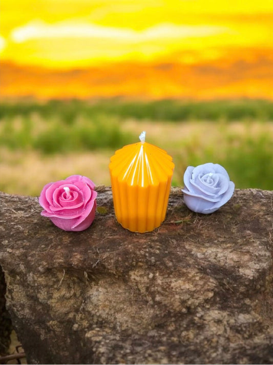 Set 3 Lumânări Parfumate: 1 Lumânăre Mică Model Dungi , 2 Trandafiri Boboc