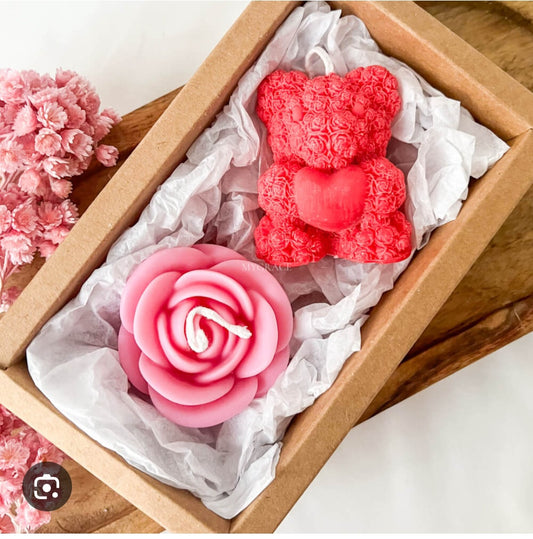 Set Cadou Lumanare Parfumata Trandafir Roz și Ursuleț Roșu