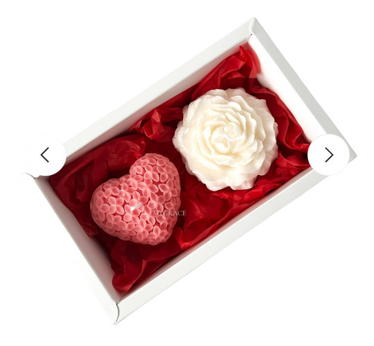 Set Cadou 2 Lumânări Parfumate Trandafir Alb și Inimioara Model Floare Roz